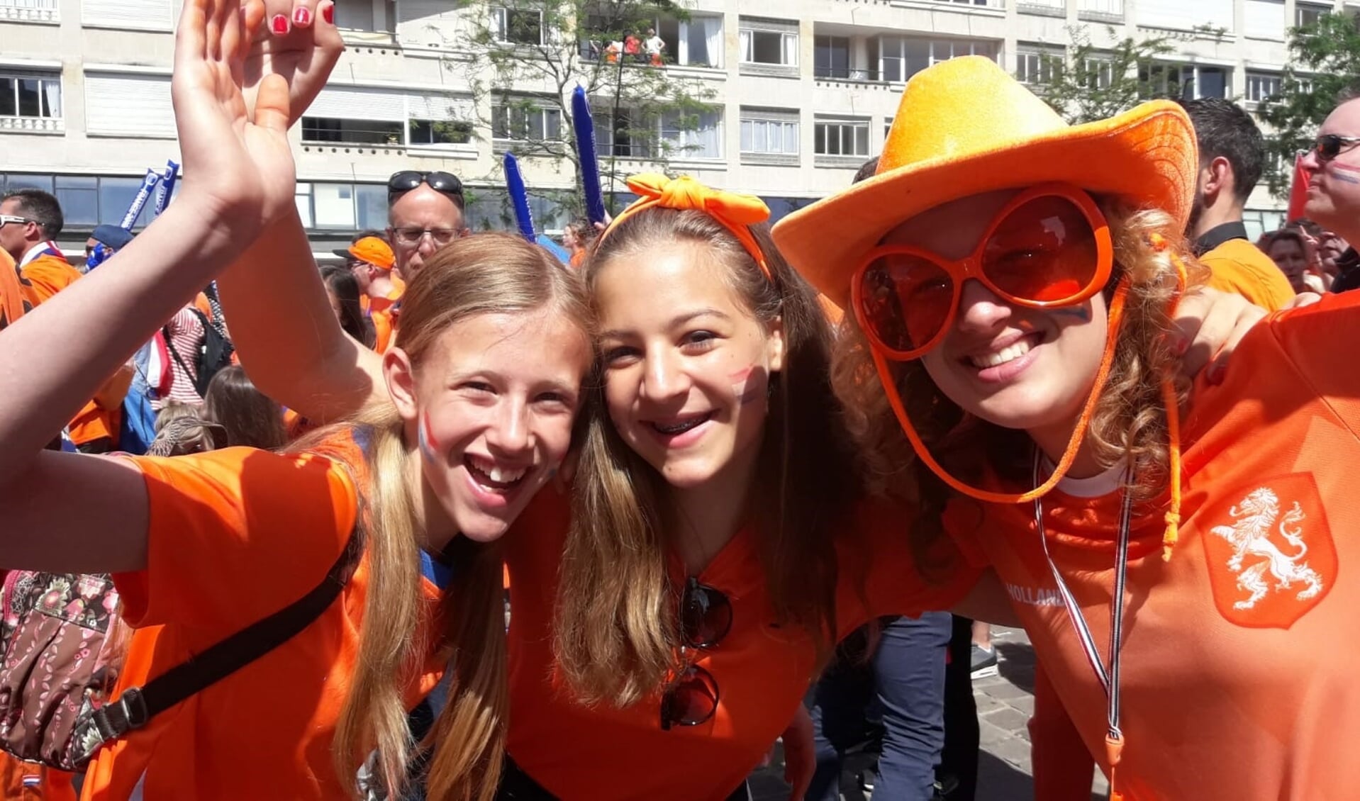 Luna, Lisa en Amber in Frankrijk bij Nederland - Kameroen.