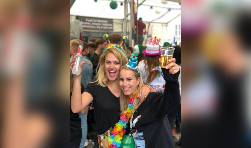 Jamie en Emma gaat straks pizza eten en daarna door naar de feesttent van 't Portiertje en Buona Sera.