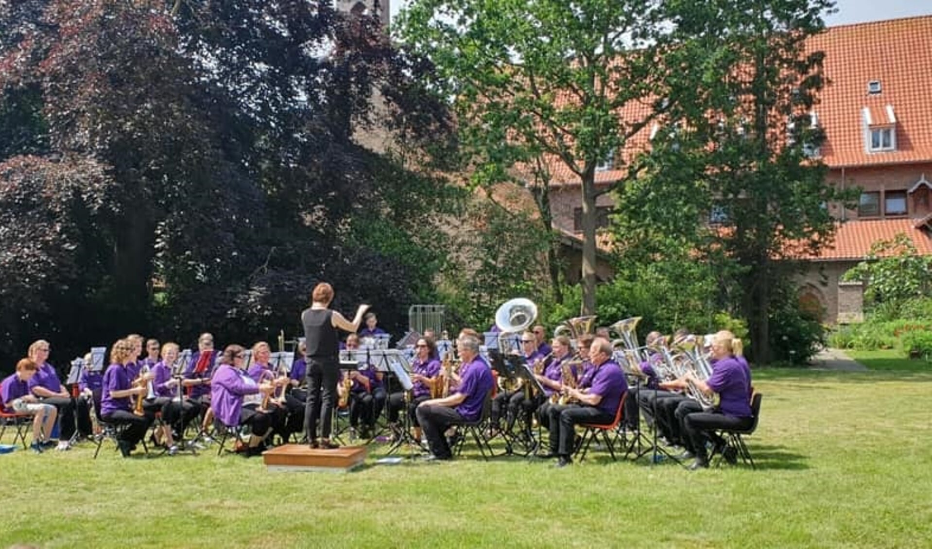 In juni 2019 gaf Eensgezindheid een openluchtconcert in de tuin van de abdij in Egmond-Binnen. 