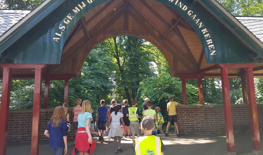 Voor het samenstellen van de fietstocht bezochten de leerlingen belangrijke plekken in Heiloo, zoals hier Onze Lieve Vrouw ter Nood.
