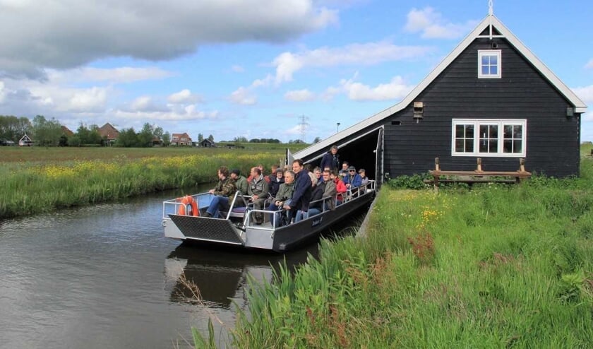 Foto: Excursieboot vertrekt uit Botenhuis (Klaas Ros)