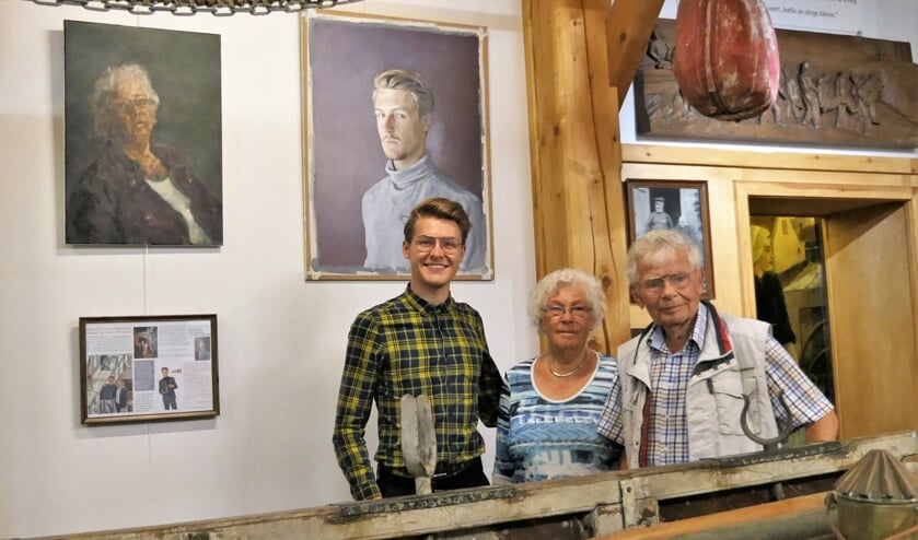 Sebas bij zijn schilderijen met de (geportretteerde oma) Nel en met
Gerard Belleman . Foto Museum van Egmond