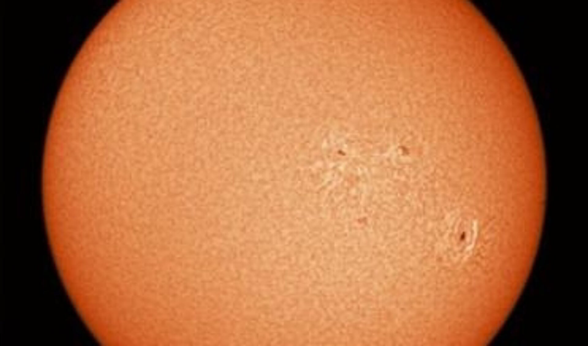 Deze foto van de zon toont de granulatie en kokende gasbellen op het zonsoppervlak en een aantal zonnevlekken