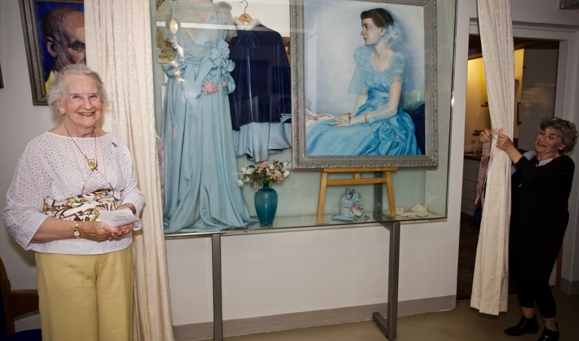 Mevrouw Ilona Sandbergen-Praetorius onthult samen met Josta de Graaf-Gieltjes de vitrine met werk van haar vader.
