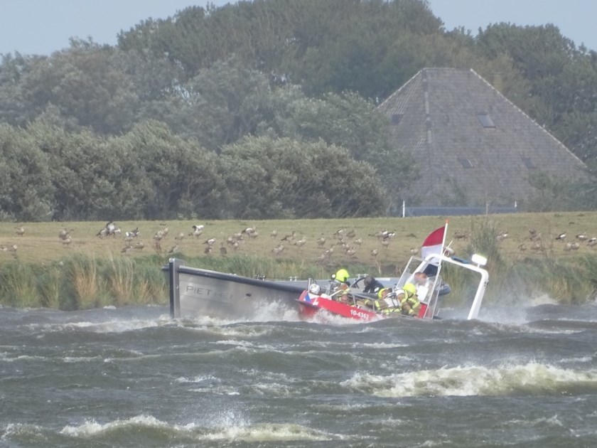 De brandweerboot in actie op het Alkmaardermeer