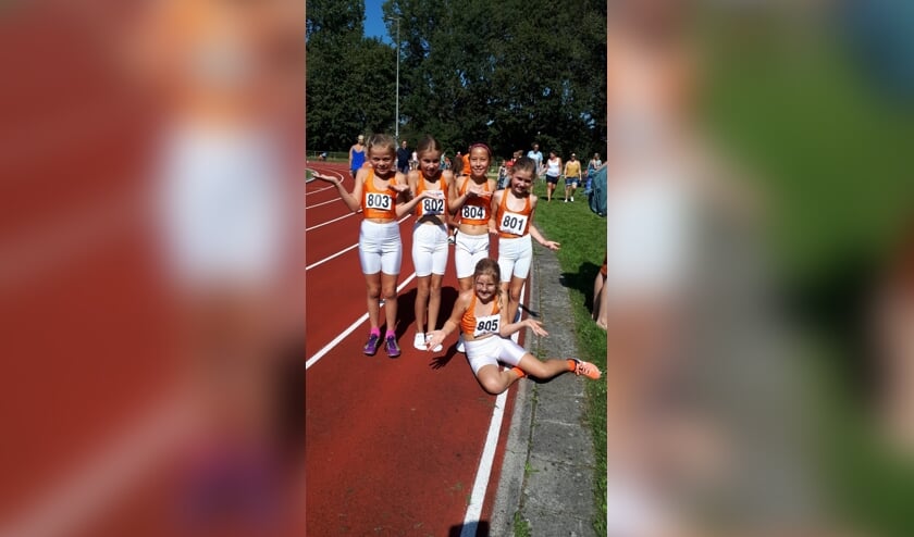 Jasmijn Kloek, Robyn Besselink, Noa Popot, Elin Bernhard en liggend Sara de Waard snappen het ook niet meer