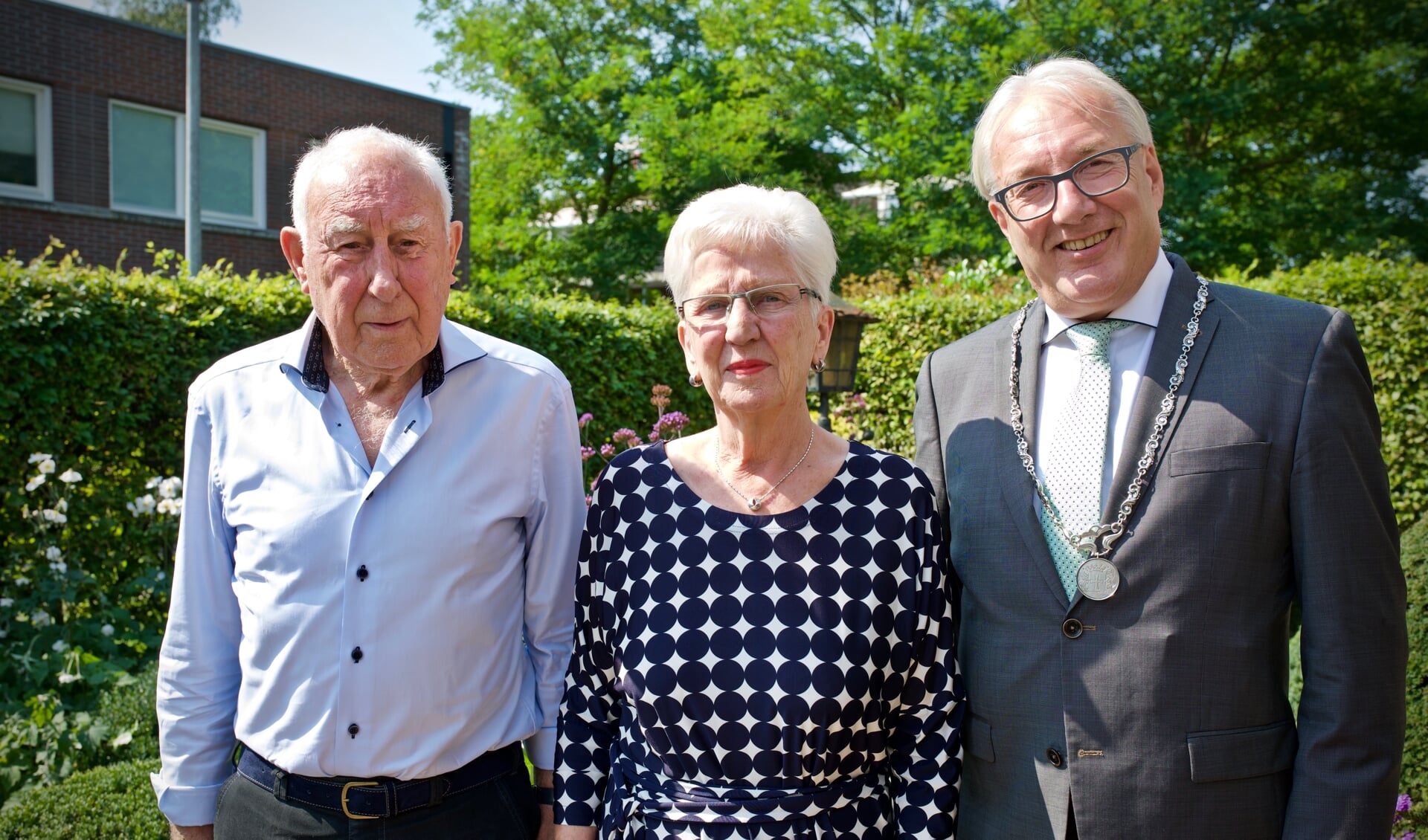 Burgemeester Hans Romeyn bezoekt Wim en Ank Nanne voor hun 60-jarige huwelijk.