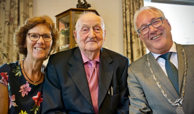 Burgemeester Hans Romeyn en zijn vrouw Els kwamen de 100-jarige feliciteren.