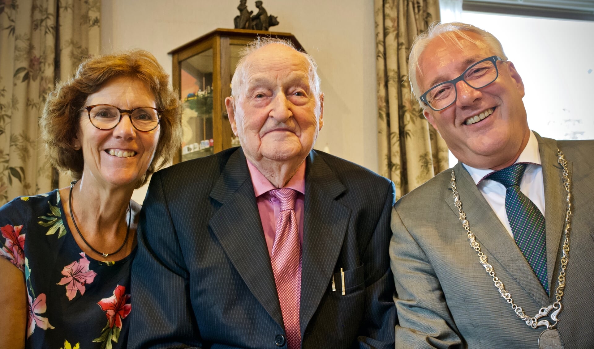 Burgemeester Hans Romeyn en zijn vrouw Els kwamen de 100-jarige feliciteren.