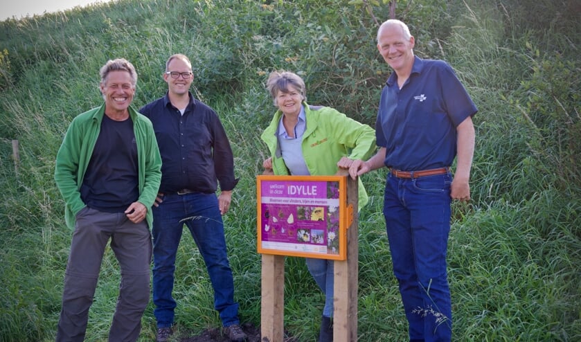 Onthulling bord idylle. Vlnr: Jan Adrichem, René van Zilt, Mercedes Docter en Gerard Bak.