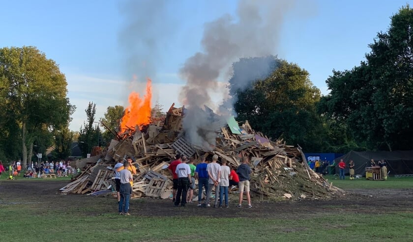 De grote stapel begint steeds meer vlam te vatten.
