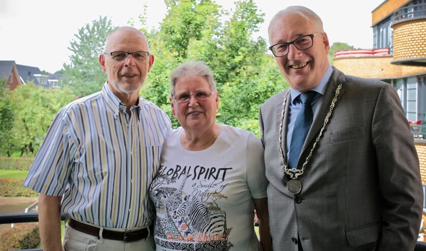 Echtpaar Van Roode samen met burgemeester Hans Romeyn.