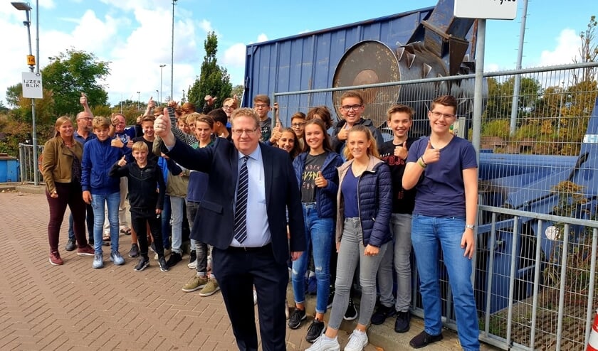Technasiumleerlingen van het Castricumse Bonhoeffercollege kregen deze week van de Castricumse wethouder Paul Slettenhaar de opdracht om een bruikbaar product te ontwerpen uit ingrediënten van grof restafval