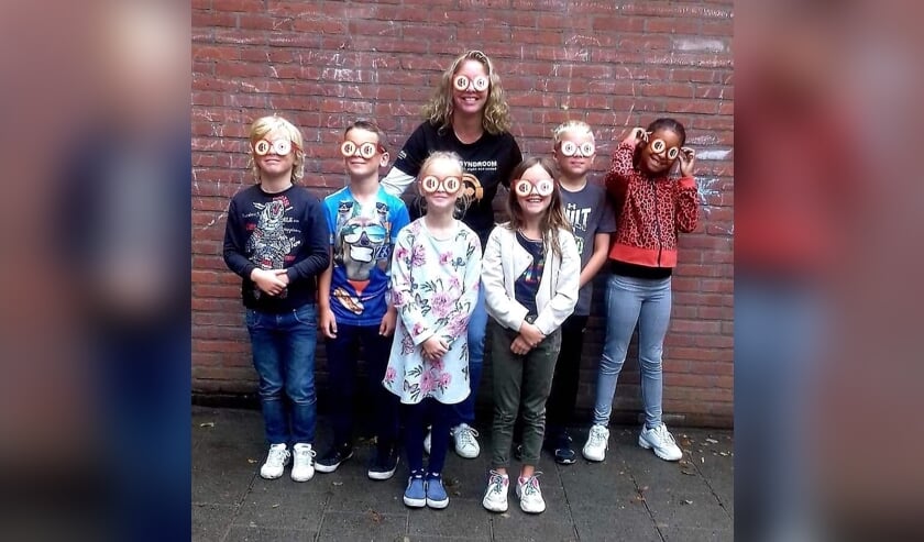 Lisette met een aantal leerlingen van de Radboudschool waar deze week aandacht wordt geschonken aan het Ushersyndroom.