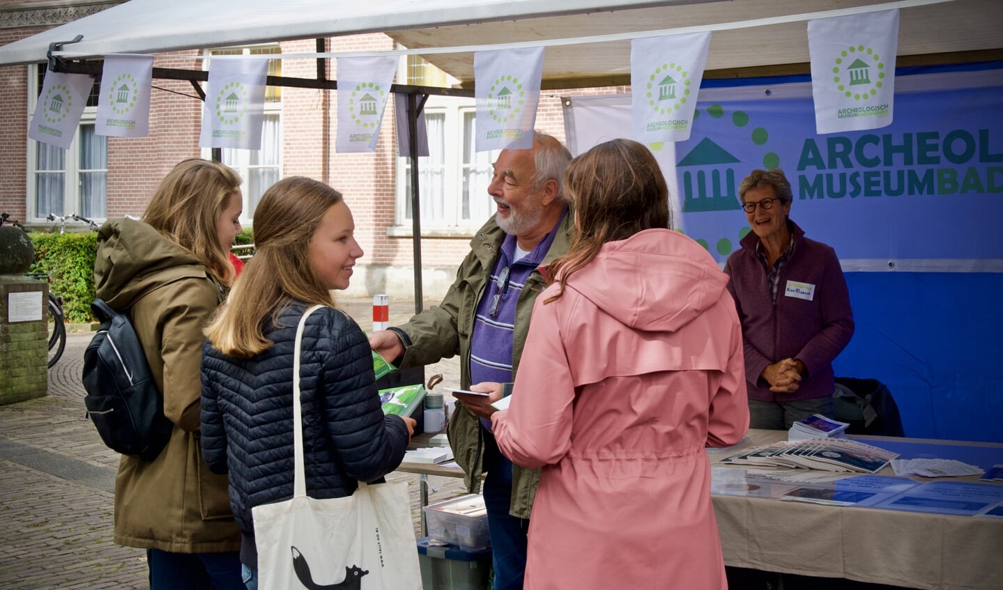 Jongeren krijgen informatie bij Archeologisch Museum Baduhenna.