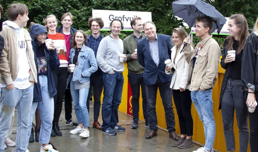 Wethouder Rob Opdam met studenten van de Technische Universiteit Delft startte het project op de afvalbrengplaats in Heiloo.