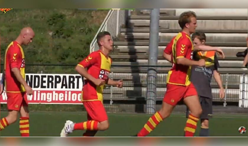 In het midden Luc Wagenaar die net 1-2 heeft gescoord.