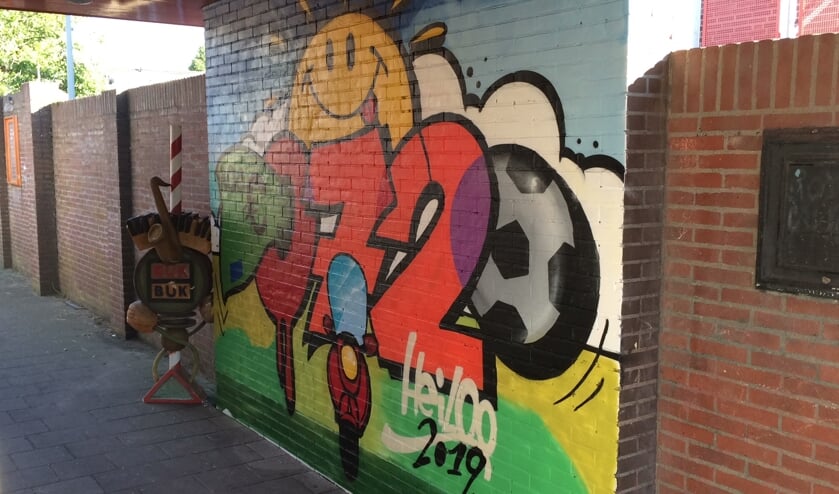 Het boegbeeld dook op naast de kersverse kleurrijke graffiti.