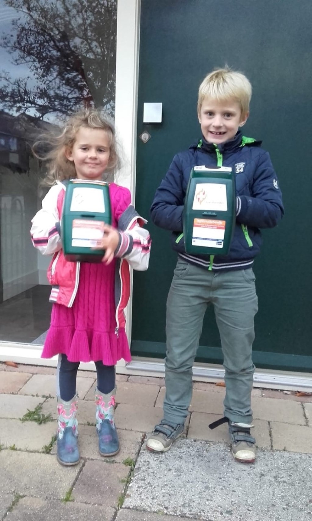 Bo en Gijs collecteren mee met hun moeders