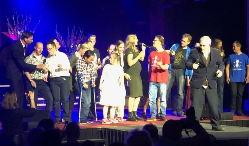 Sanne Mallant op het podium met de Showhero-sterren