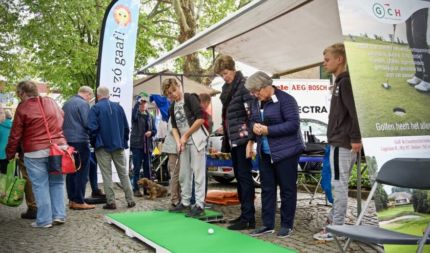 Voor wie een balletje wilde slaan was een zeer kleine golfbaan aangelegd.