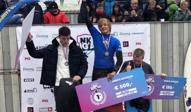 Jan Zoon (midden) won de herenfinale en ging er met de titel vandoor.