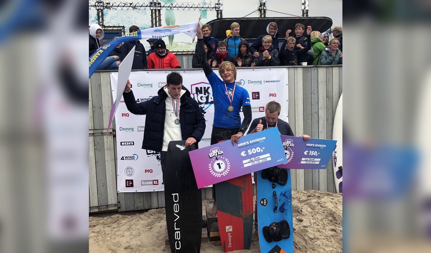 Jan Zoon (midden) won de herenfinale en ging er met de titel vandoor.