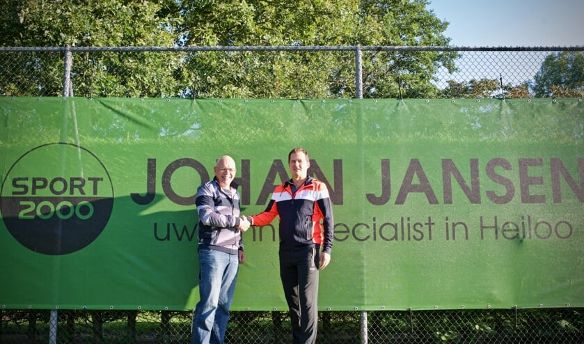 Voorzitter Gert Jan van Steenis schudt de hand van Marc Niesten van Sporthuis Johan Jansen.