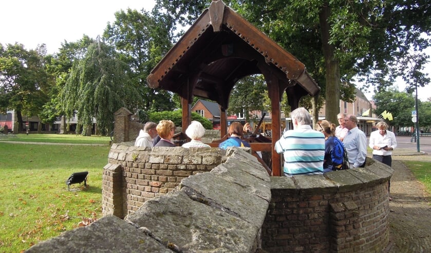 Bij de start van hun tocht voeren de pelgrims een ritueel uit bij de Willibrordusput.