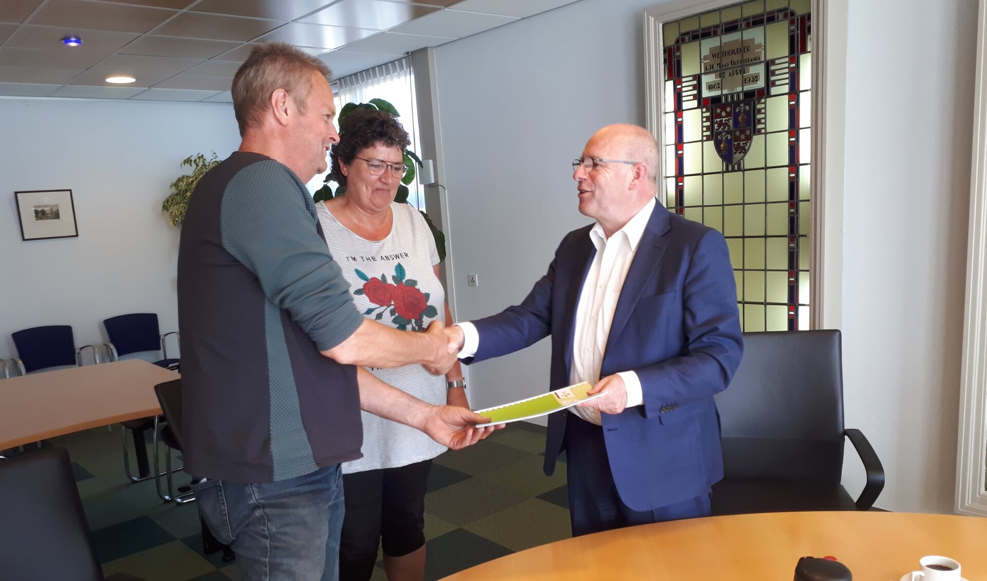 Jos en Greta Ham van J. Ham Transport en Fred Dellemijn, wethouder gemeente Heiloo, tijdens de ondertekening van de  overeenkomst.