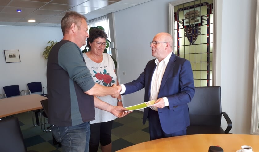 Jos en Greta Ham van J. Ham Transport en Fred Dellemijn, wethouder gemeente Heiloo, tijdens de ondertekening van de overeenkomst.
