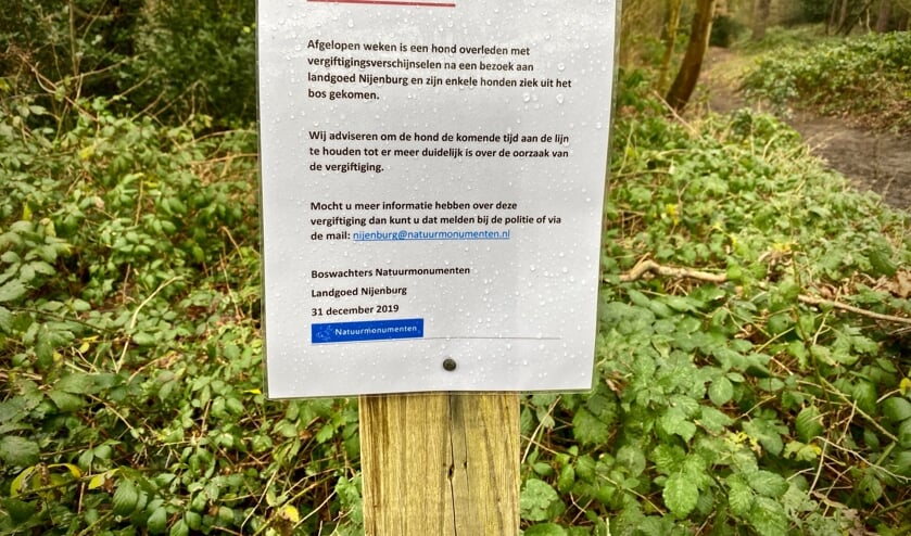 Natuurmonumenten heeft waarschuwingsposters opgehangen.
