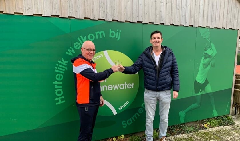 Voorzitter Gertjan van Steenis (l) van TV Het Vennewater en Frank van de Graaf (r) van Vitali & Van de Graaf Administratie en Belastingadviseurs.