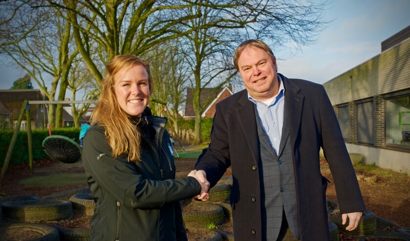 Buurtsportcoach Kim Groen en wethouder Rob Opdam schudden elkaar de hand.