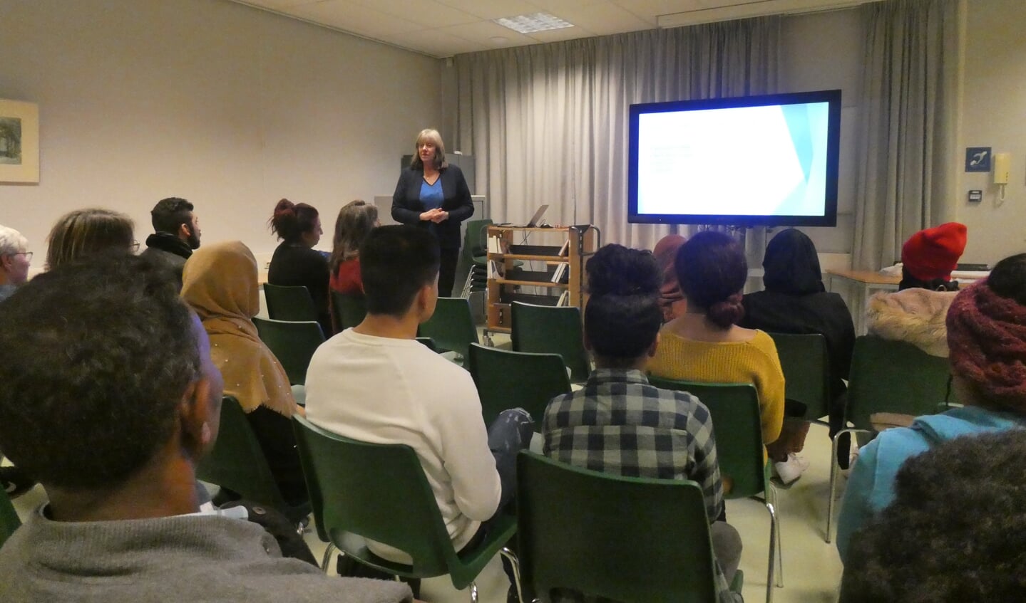 Bernadette Sprenkeling vertelt de jongeren over kansen en mogelijkheden binnen het onderwijs in Nederland.
