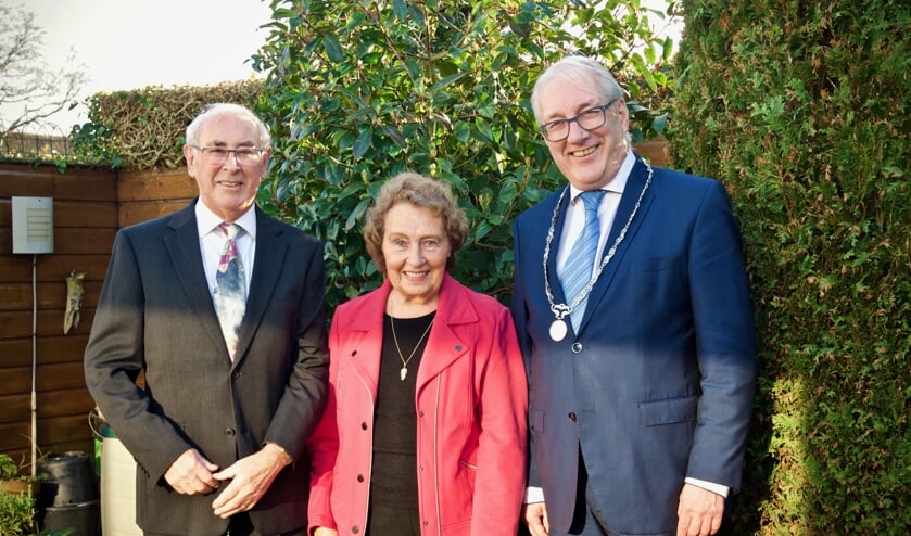Het diamanten echtpaar samen met de burgemeester in de tuin van hun woning.