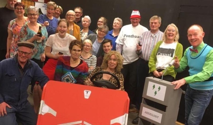 De cast van toneelvereniging St. Willibrordus.
