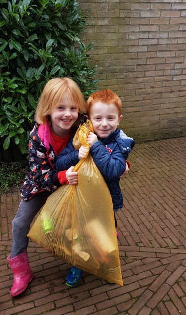 Noor en Joep laten trots hun 'vangst' zien.