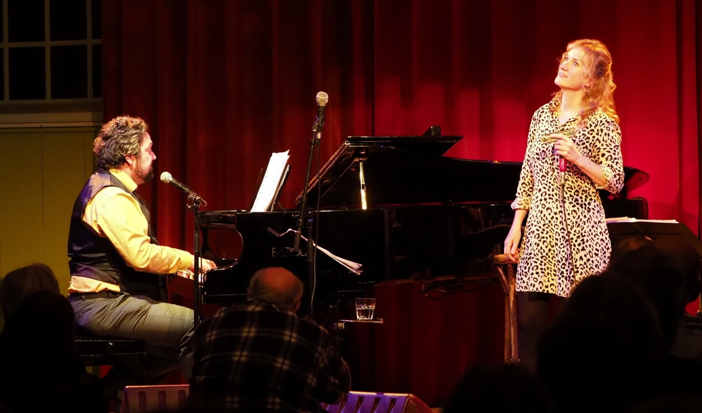 Pianist Mike Boddé en mondharmonicaspeelster Hermine Deurloo brengen samen met zangeres Lilian Vieira een ode aan de grondlegger van de bossanova.  