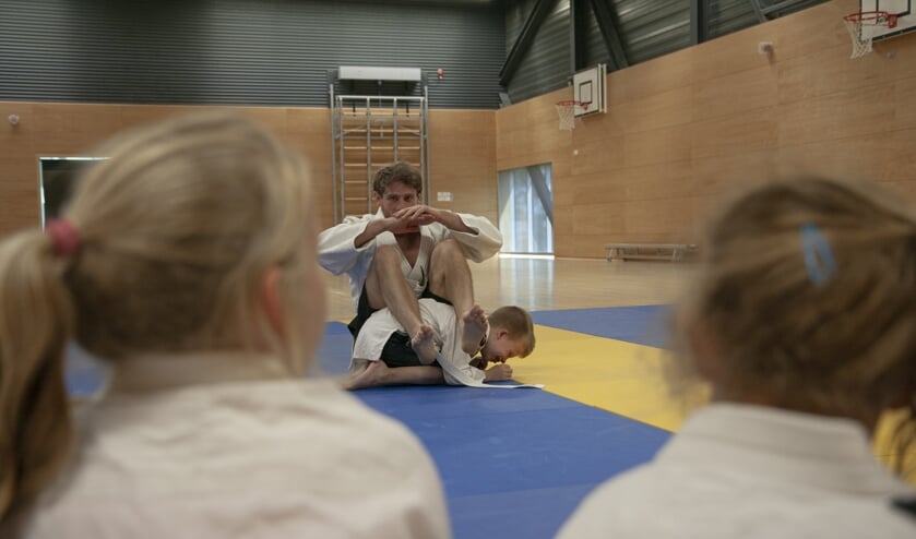 Tijdens VakantieFUN staan diverse sportclinics op het programma, zoals bijvoorbeeld judo.