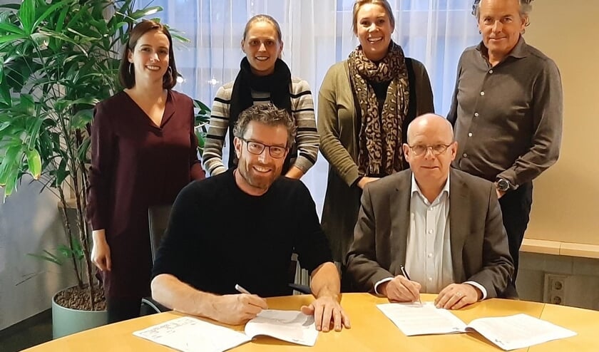 Staand (v.l.n.r.): Cheryl Molenaar (Kits Oonlie), Petra van Zelst (Kits Oonlie), Sharon Groen (Gemeente Heiloo) en Pieter Haverkamp (makelaar).Zittend (vlrn): Barry van Wijngaarden Lindhout (Kits Oonlie), Fred Dellemijn (Gemeente Heiloo)