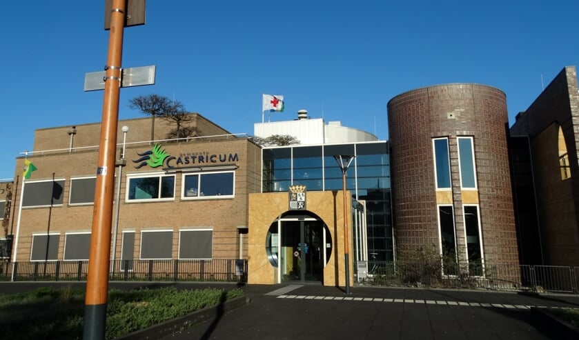 <p>Het gemeentehuis is woensdagavond 25 november oranje verlicht</p>