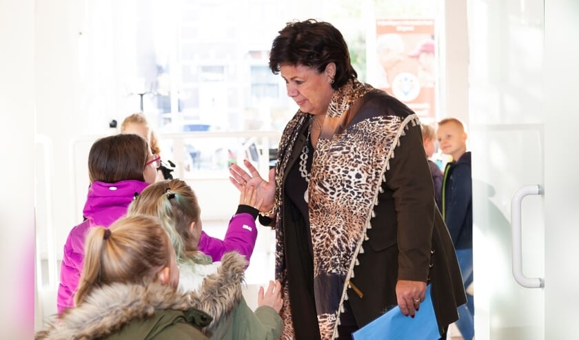 Burgemeester Verkleij tijdens het burgemeestersontbijt met leerlingen van de basisscholen.