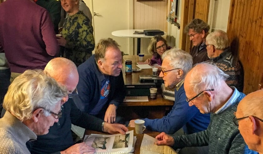 Elfstedenrijders delen verhalen, stempelkaarten, kruisjes, foto’s en krantenstukjes met elkaar.