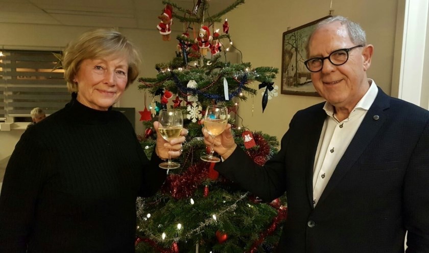 Marry Zwaan (voormalig voorzitter afdeling Uitgeest) en Mees Hartvelt (voorzitter afdeling IJmond) heffen het glas op de samenwerking.