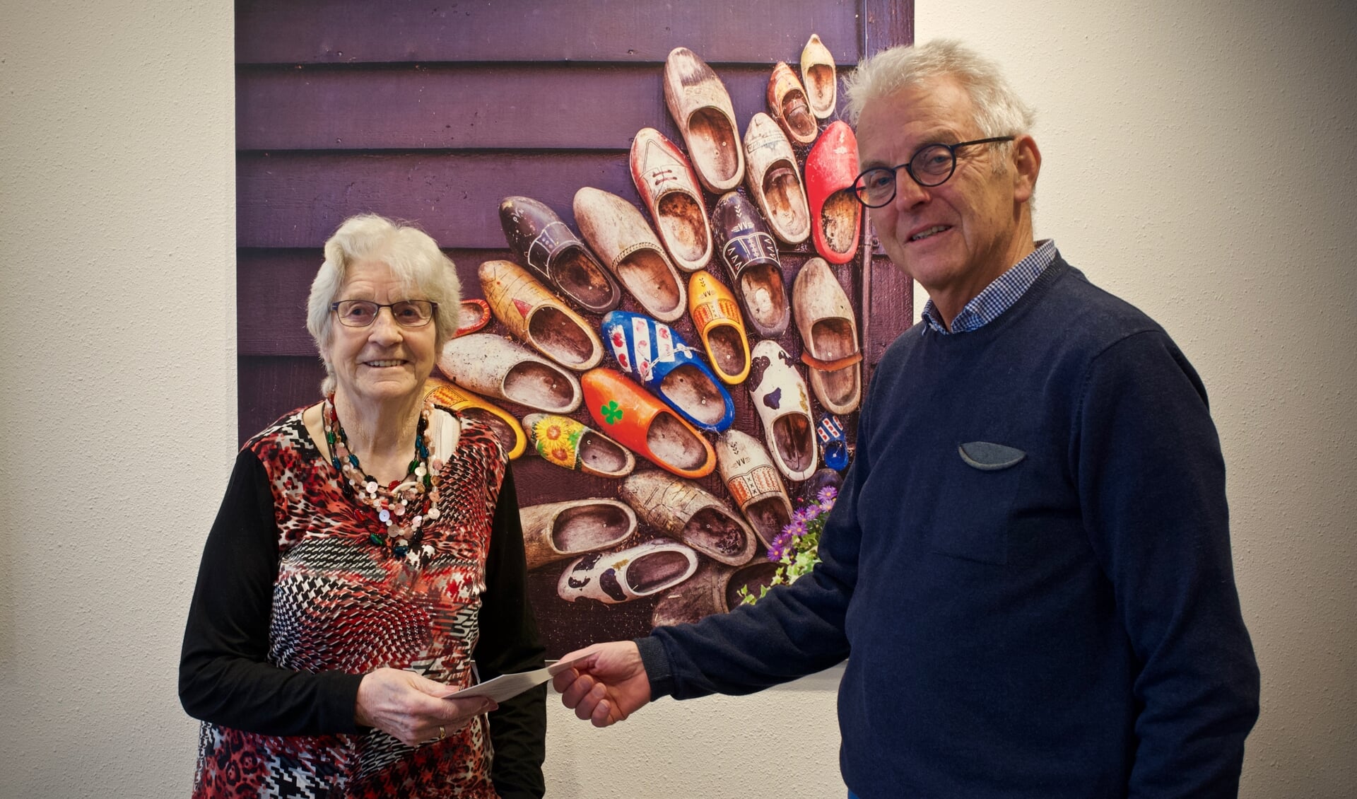 Uit handen van voorzitter Henk van der Werf kreeg mevrouw Ligthart de eerste folder.