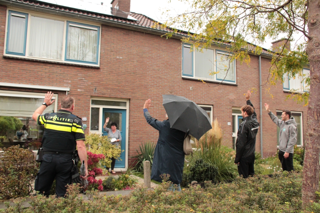 <p>De wijkagent, wethouder Elly Beens, buurtsportcoach Bart en jongerenwerker Maarten staan tijdens een korte wandeling even stil bij de Week van de Eenzaamheid. </p>