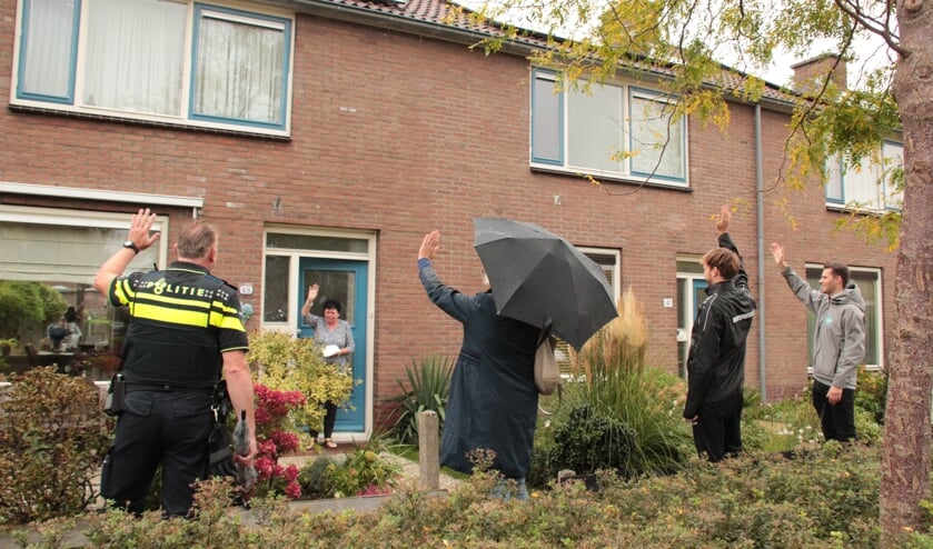<p>De wijkagent, wethouder Elly Beens, buurtsportcoach Bart en jongerenwerker Maarten staan tijdens een korte wandeling even stil bij de Week van de Eenzaamheid. </p>