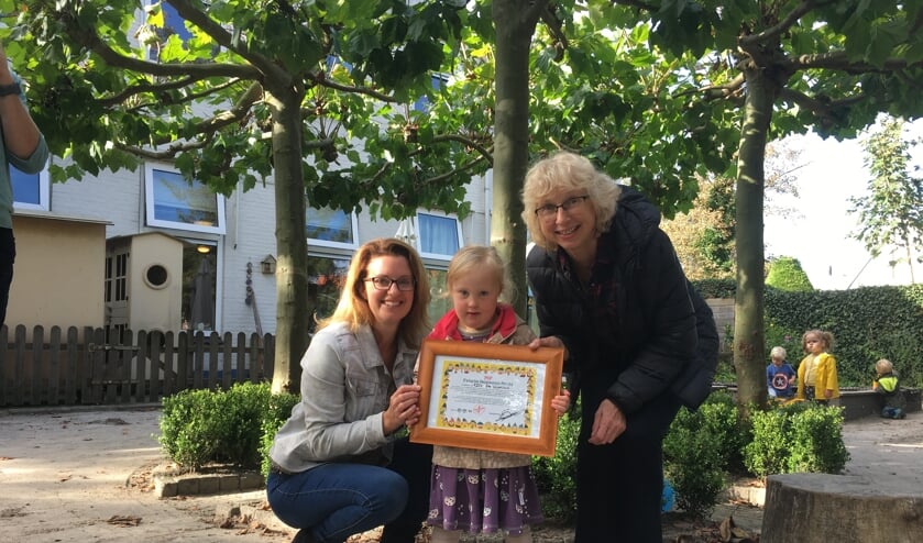 <p>Eline met twee van haar lieve juffen, juf Lisa (l) en juf Tiny (r).</p>