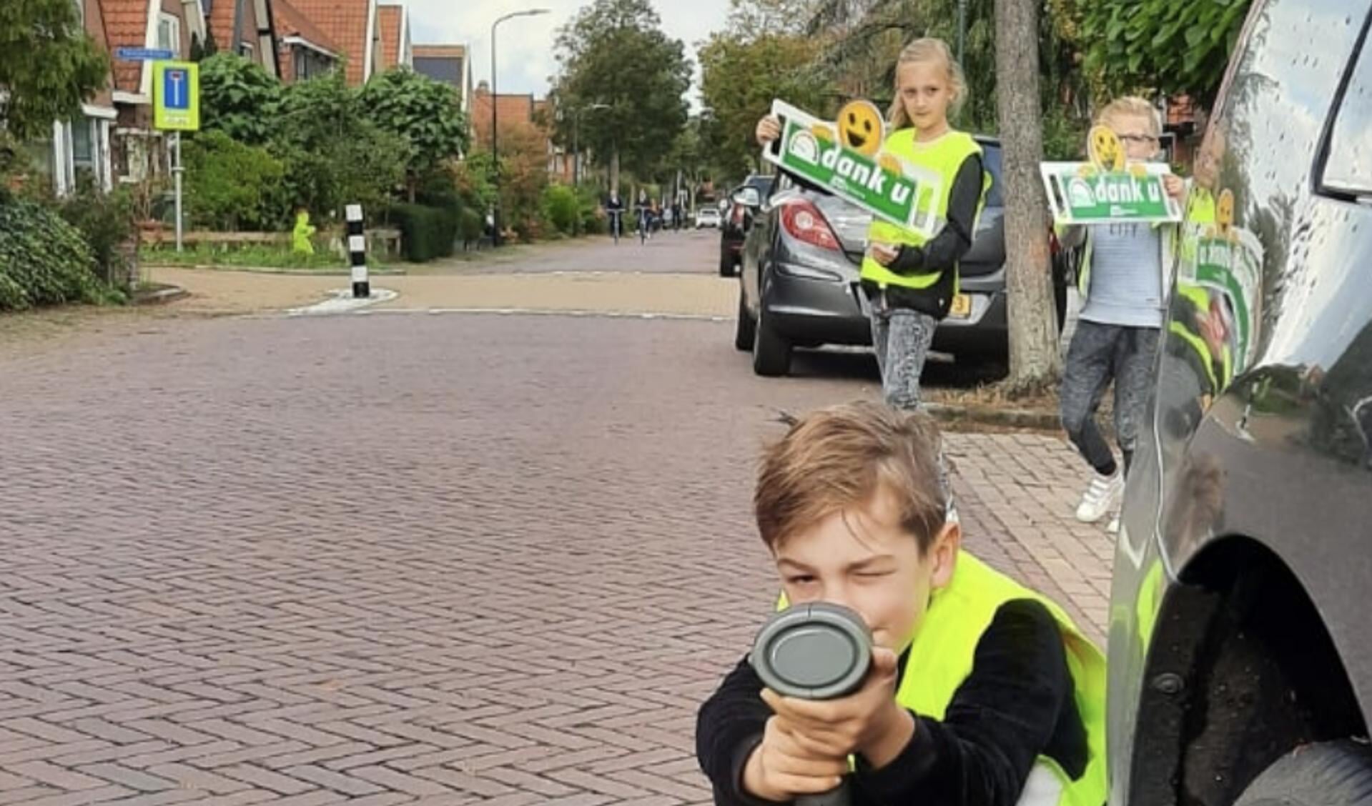 Eerder gingen een aantal bewoners van de Zevenhuizerlaan in Heiloo de straat op voor een veiligere straat. Samen met Veilig Verkeer Nederland vragen ze op een ludieke manier om langzaam te rijden.